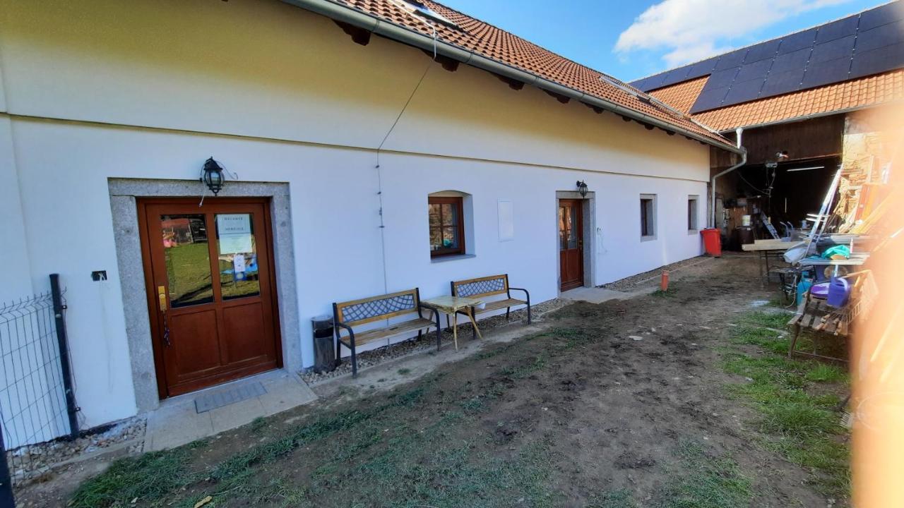 Podkrovi V Jihoceskem Statku Guest House Nemejice Exterior photo